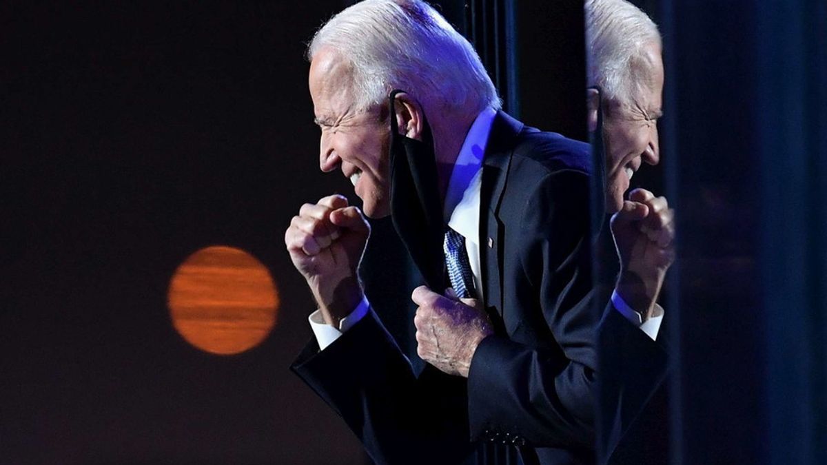 Il presidente eletto degli Stati Uniti Joe Biden esulta con la folla di fan dopo aver pronunciato il proprio discorso a Wilmington, nel Delaware, il 7 novembre 2020 