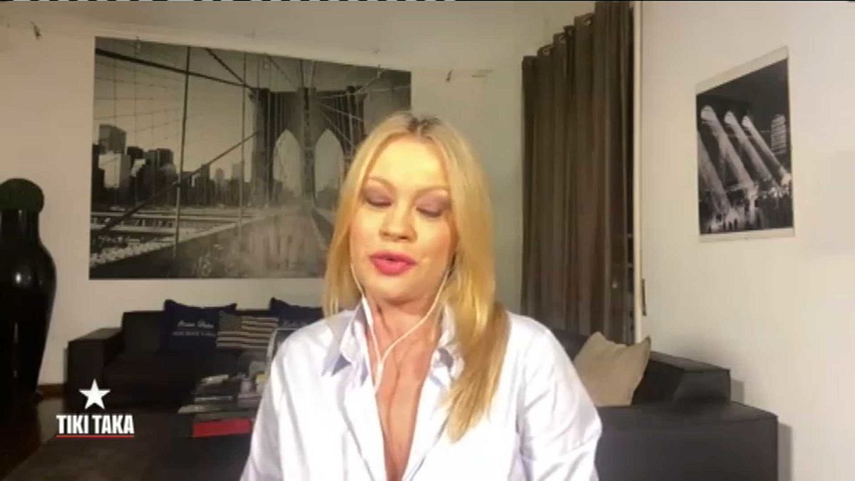 Anna Falchi e lo spogliarello per la sua Lazio