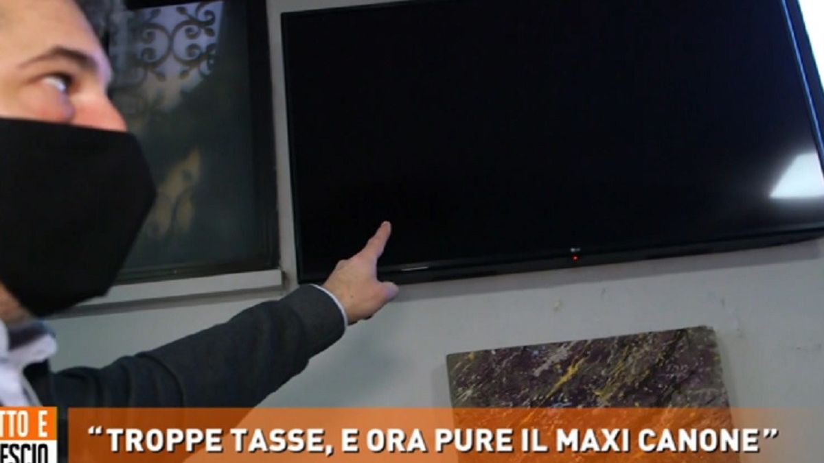 Maxi canone, la protesta di un ristoratore: "I televisori del mio locale spenti da un anno"