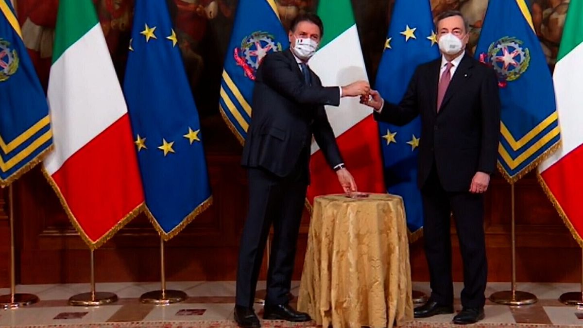 Il passaggio di consegna tra Conte e Draghi (febbraio 2021)