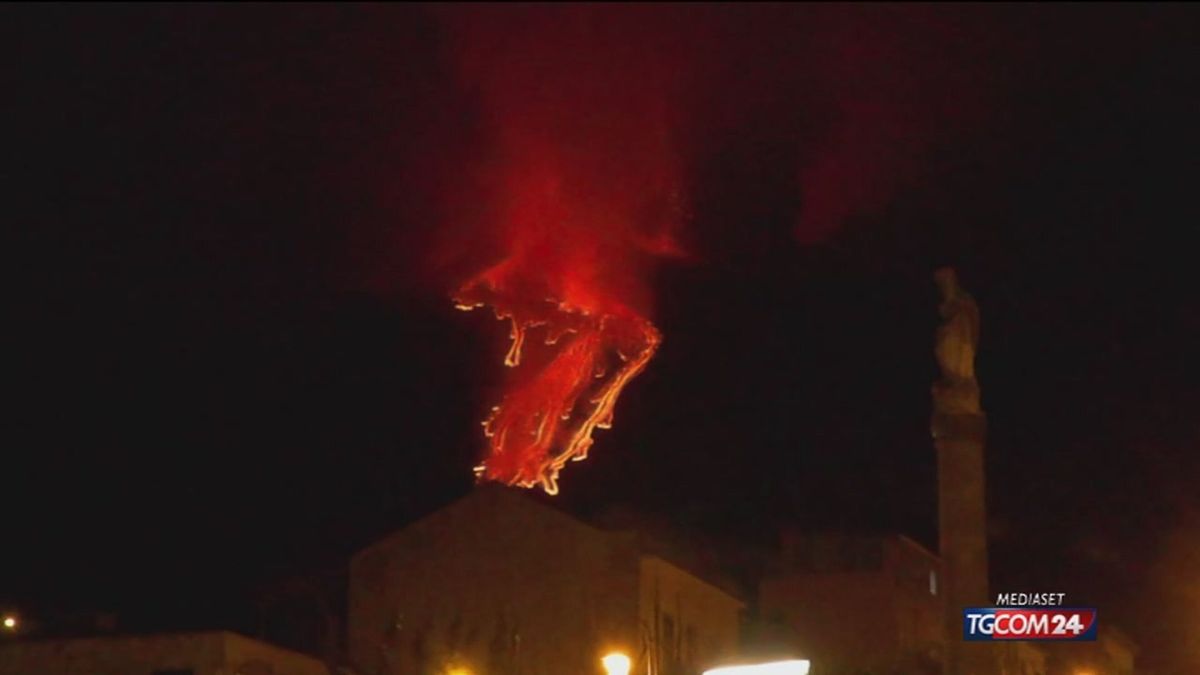 Etna, lo spettacolo notturno dell'eruzione