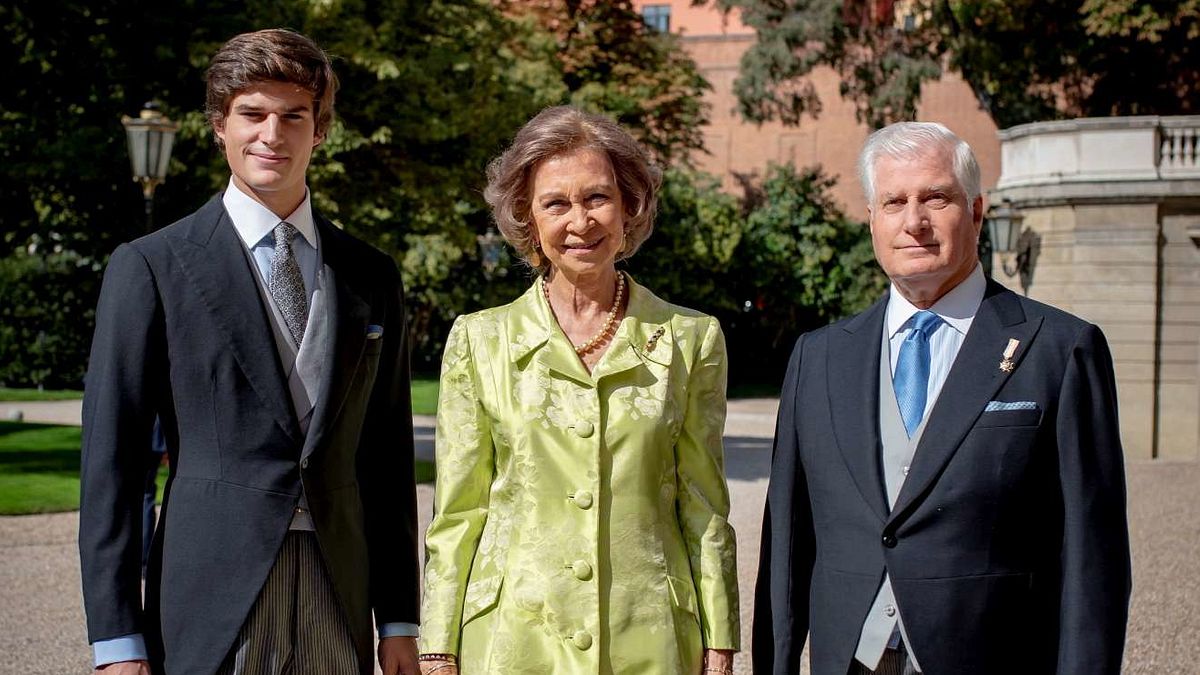 Carlos nella foto con il padre e la ex regina Sofia