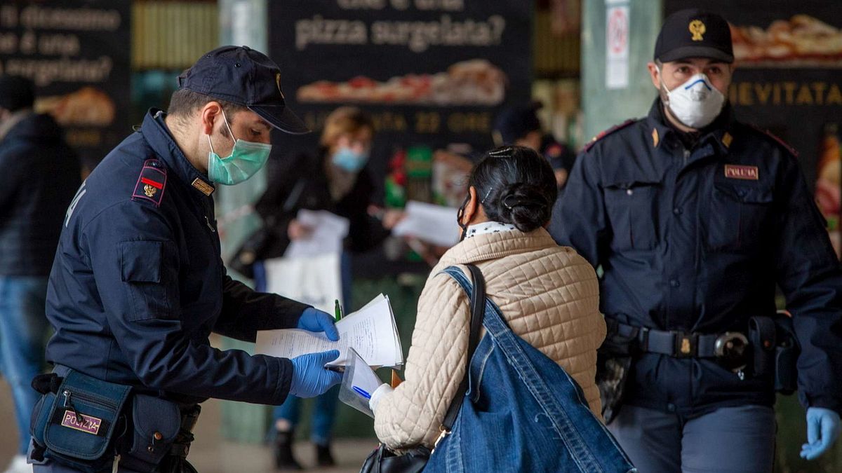 Controlli da parte delle forze dell'ordine a Milano-Cadorna. Ai passeggeri in partenza e in arrivo viene misurata la temperatura