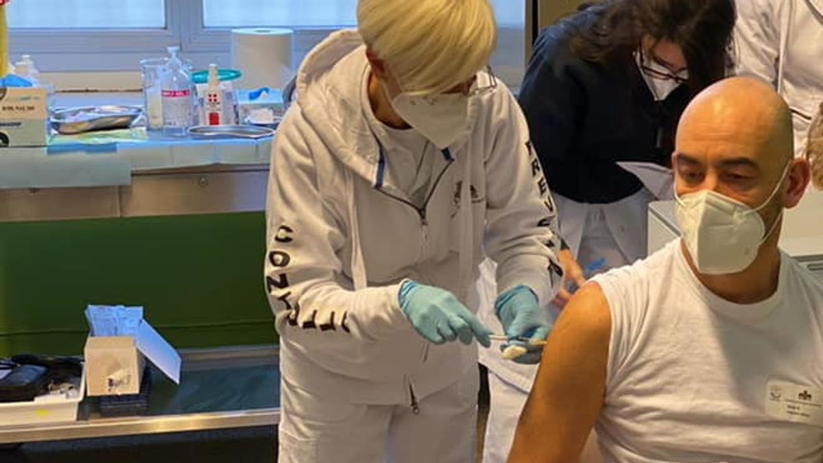 Matteo Bassetti, direttore Malattie Infettive dell'Ospedale San Martino di Genova, è stato trai primi a vaccinarsi contro il Covid-19 all'interno della struttura in cui lavora