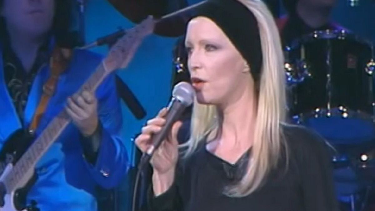 Auguri a Patty Pravo: eccola cantare "Pazza idea" a Buon Compleanno Canale 5 