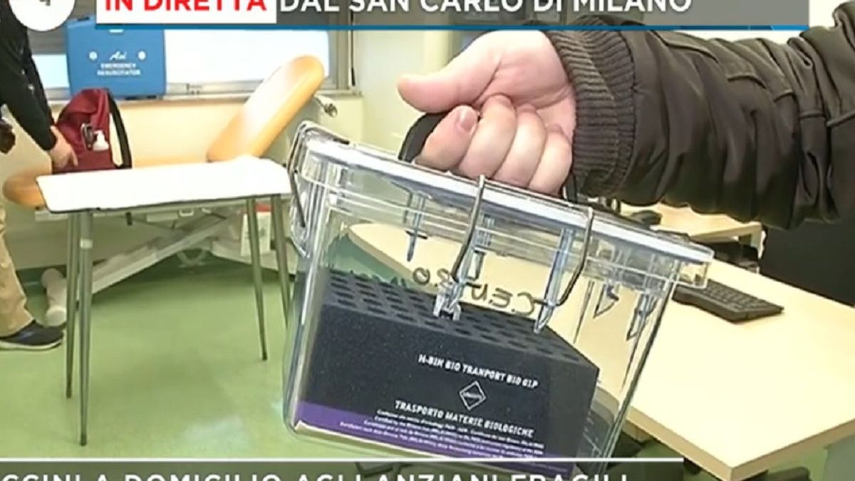 Vaccini a domicilio a Milano, i medici del San Carlo: "Ogni team dotato di un kit di emergenza"