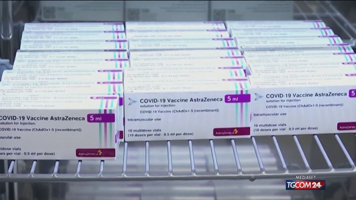 Vaccini, dopo l'ok ad AstraZeneca l'Italia riparte