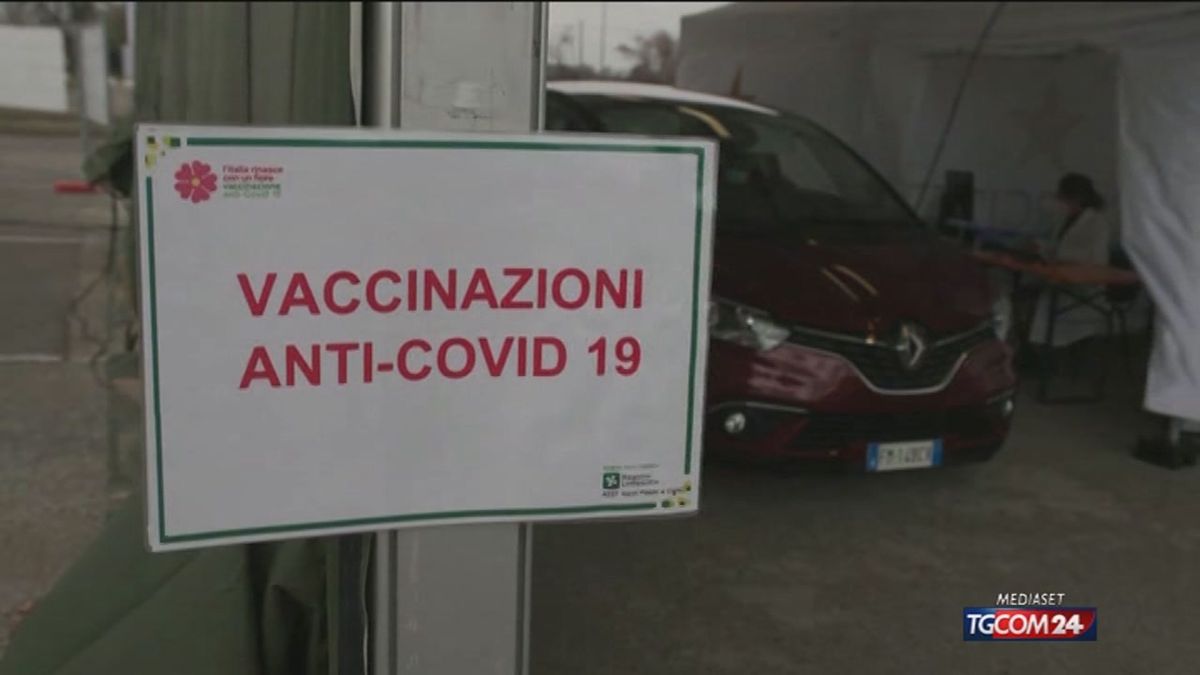 Piano vaccini, pressing del governo sulle Regioni