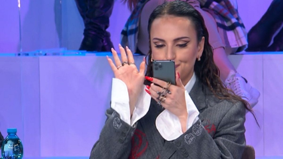 Arisa su Rudy Zerbi: "Mi corteggia, ho le prove"