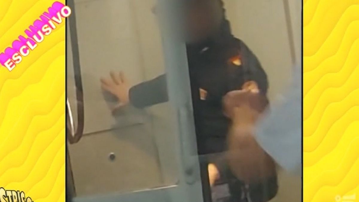 Migranti: manganellate e calci a due giovani sul treno per Ventimiglia, poliziotti ripresi in un video