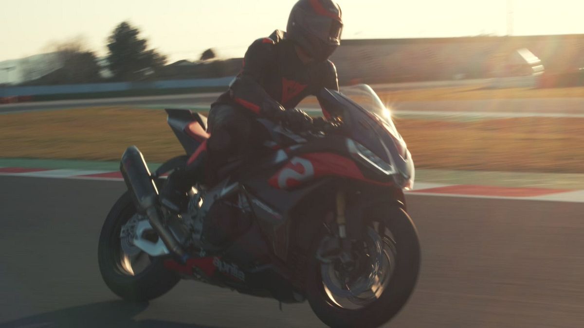 Biaggi porta al battesimo la nuova Aprilia RSV4