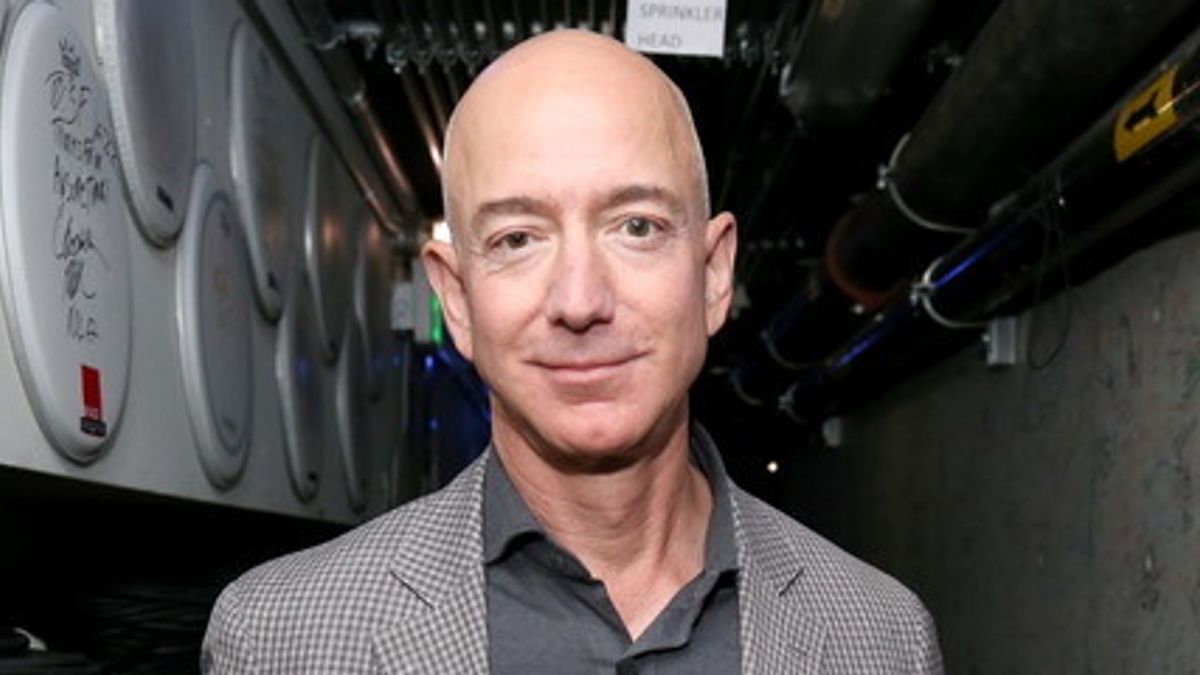 Jeff Bezos con un look decisamente più casual in uno scatto di qualche anno fa