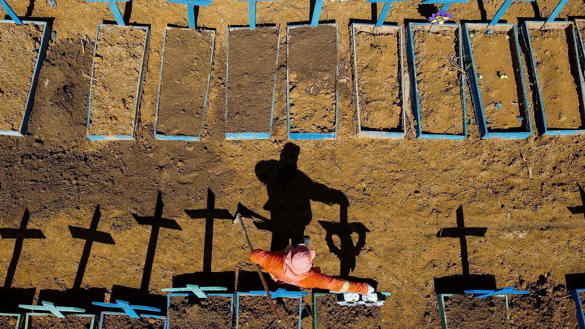 Un becchino in piedi al cimitero di Nossa Senhora Aparecida dove le vittime del COVID-19 sono sepolte ogni giorno, nel quartiere di Taruma, a Manaus, in Brasile, il 2 giugno 2020 