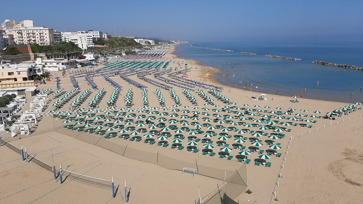  La spiaggia d'estate è perfettamente attrezzata per la balneazione: oltre agli stabilimenti ci sono lunghi tratti di spiaggia libera.