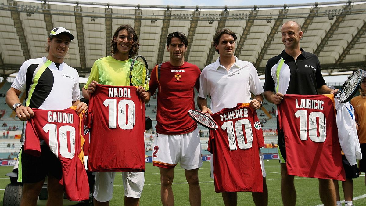 Maggio 2006. Christian Panucci, prima della sfida contro il Treviso, regala le maglie della Roma con il numero 10 ed il loro nome a Roger Federer, Rafael Nadal, Ivan Ljubicic e Gaston Gaudio. I 4 hanno poi dato vita ad una mini-esibizione allo Stadio Olimpico.