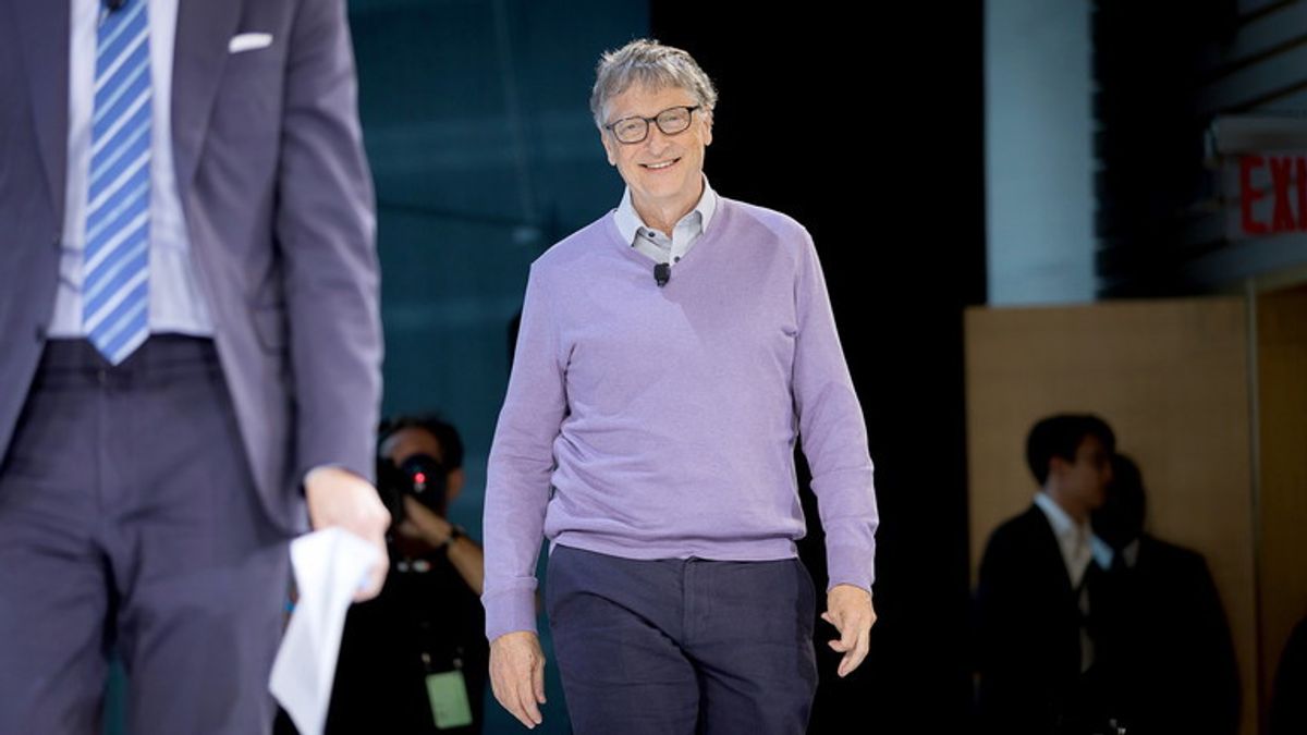 Bill Gates in pullover color glicine prima di un suo speech a New York nei mesi scorsi