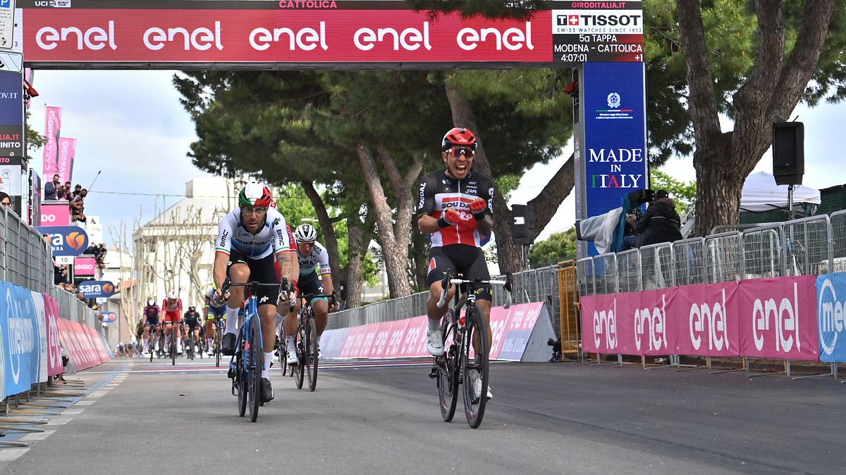 L'australiano Caleb Ewan ha vinto la quinta tappa del Giro d'Italia 2021. Il velocista della Lotto Soudal non ha lasciato scampo agli avversari nella volata di Cattolica, sopravanzando negli ultimi metri il campione europeo Giacomo Nizzolo.