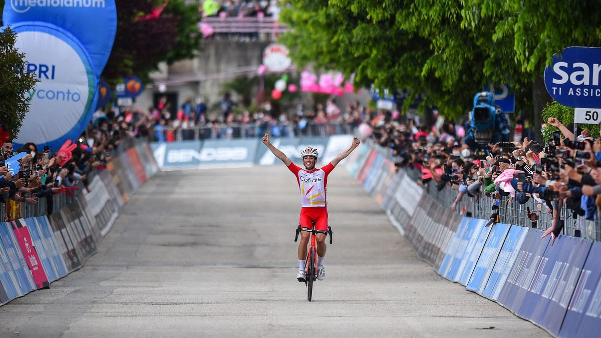 Victor Lafay ha vinto l’ottava tappa del Giro d’Italia. Al secondo e terzo posto si sono classificati i compagni di fuga Francesco Gavazzi e Nikias Arndt.