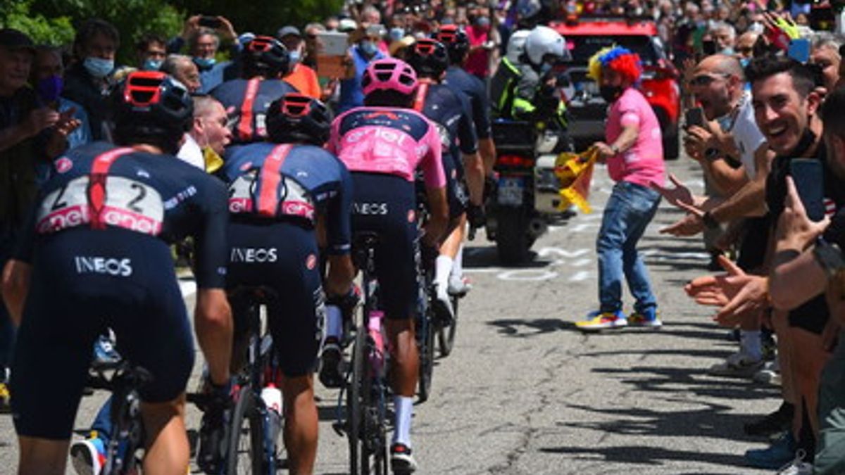 Andrea Vendrame si è aggiudicato la 12ª tappa del Giro d'Italia, 212 km e 4 GPM da Siena a Bagno di Romagna.