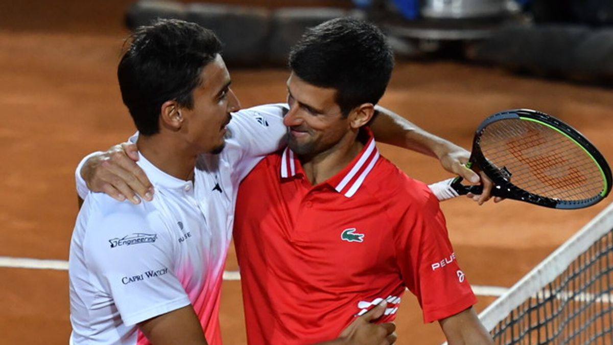 Sonego e Djokovic si abbracciano al termine di una semifinale indimenticabile.