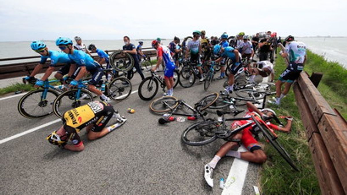 Pochi chilometri dopo il via della 15ª tappa e brutta caduta in coda al gruppo e corsa neutralizzata. Finiscono per terra tanti corridori. Ad avere la peggio Jos Van Emden, Natnael Behrane e anche Emanuel Buchmann, ritirato. 