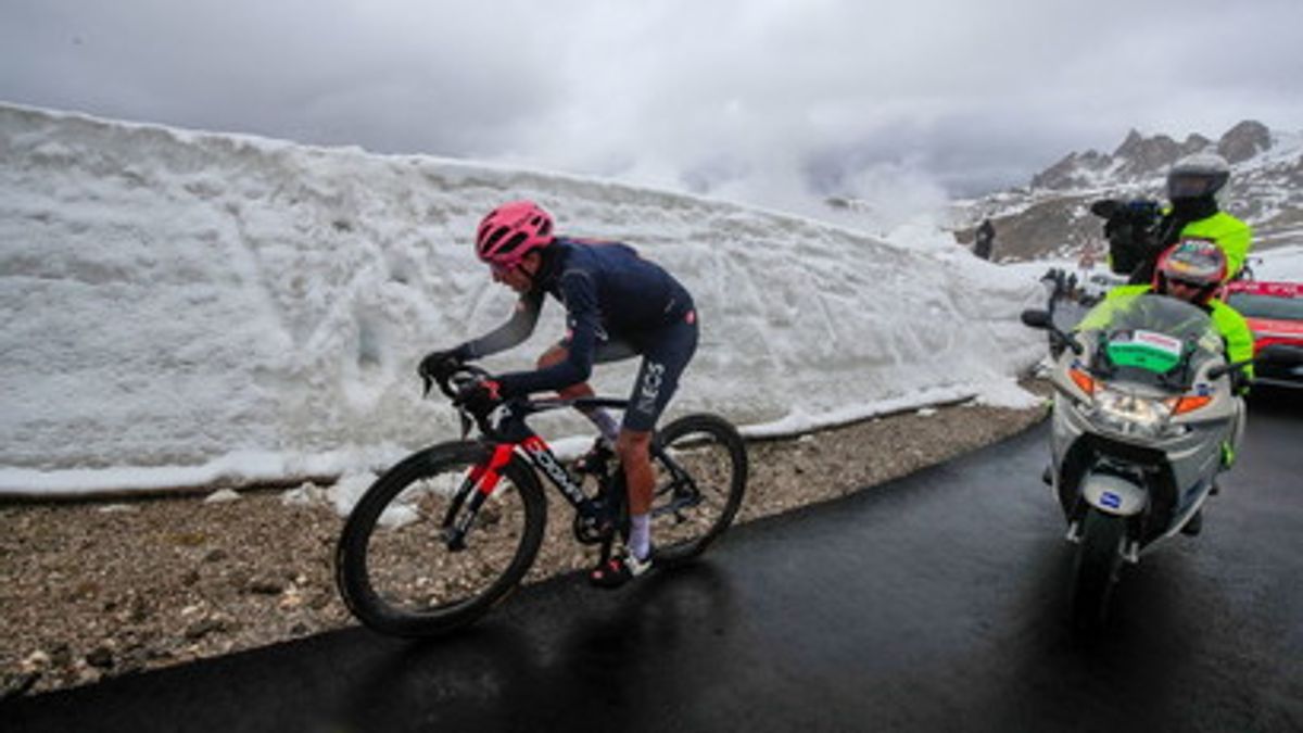 Pesanti i distacchi inflitti da Bernal sulle Dolomiti ai rivali: per il colombiano è la seconda vittoria di tappa. 