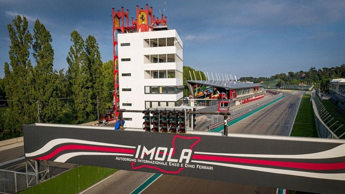 Lo storico tracciato di Imola entra nel calendario della smart e-cup 2021. I quasi 5 chilometri del tracciato sul Santerno ospiteranno per la prima volta nella storia una competizione elettrica nel weekend del 17 e 18 luglio. 