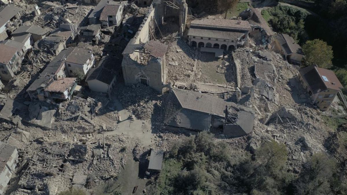 Terzo posto per il terremoto che ha colpito la zona centrale della Penisola. Devastati i comuni di Amatrice (Rieti), Accumoli (Rieti) e Arquata del Tronto (Ascoli Piceno) a causa della scossa di magnitudo 6 del 24 agosto; potenti anche le repliche del 26 ottobre con epicentri al confine umbro-marchigiano, tra i comuni di Visso, Ussita e Castelsantangelo sul Nera (Macerata). Il 30 ottobre 2016 il movimento tellurico più forte: 6.5 la magnitudo, con epicentro tra Norcia e Preci, in provincia di Perugia. E' alto il totale dei morti dello sciame in Centro Italia: 299.