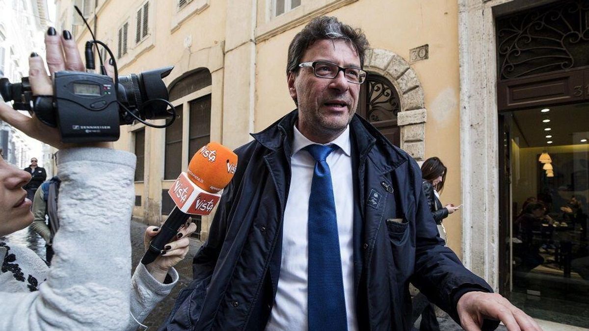 GIANCARLO GIORGETTI L'ipotesi del braccio destro di Salvini all'Economia sembra ormai tramontata. Giorgetti sarebbe candidato al ruolo di sottosegretario a Palazzo Chigi, forse con delega allo Sport