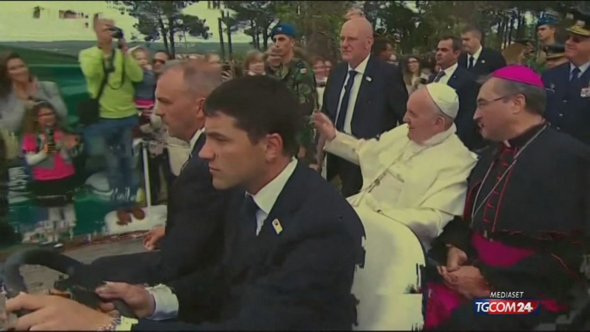 Papa Francesco a Fatima: l'abbraccio dei fedeli