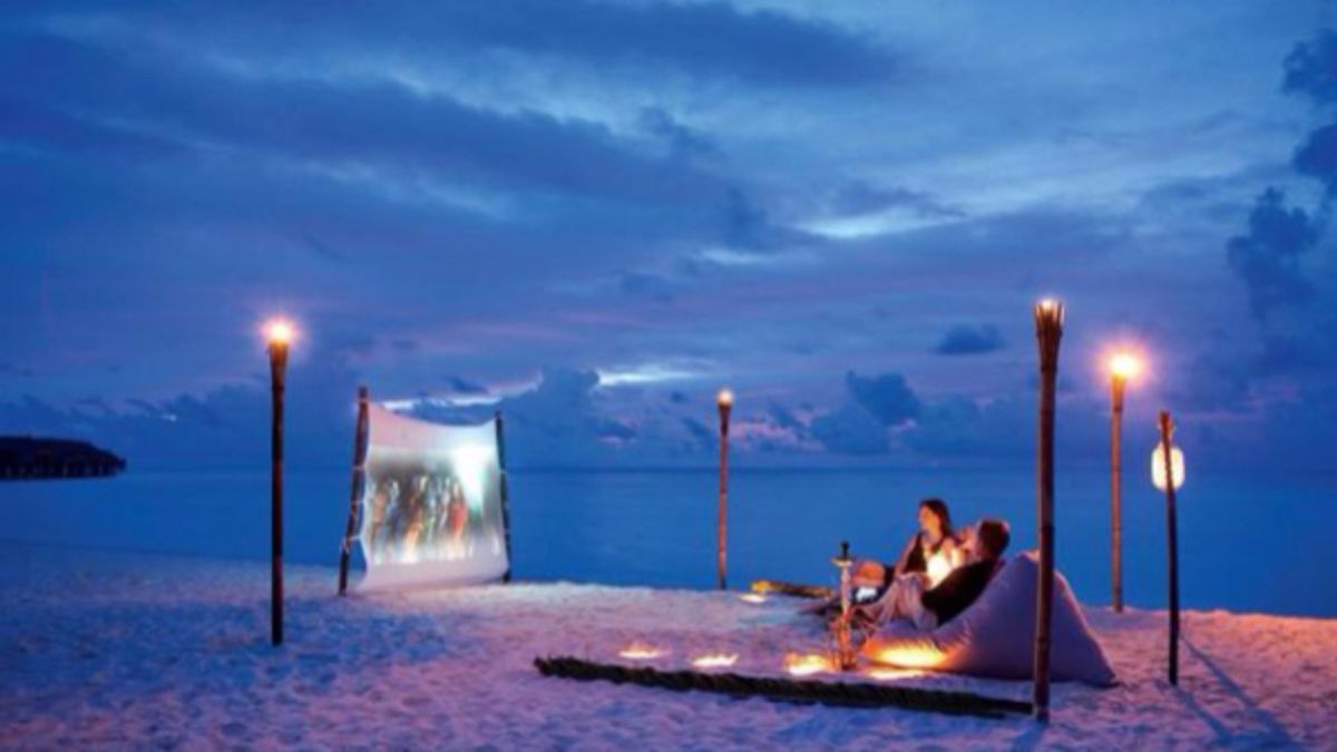 
      Cinema per due, in spiaggia alle Maldive
   