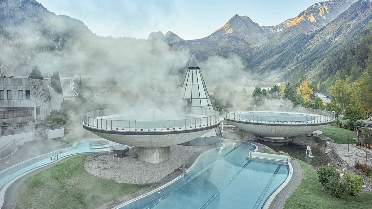 Austria: le iconiche vasche sospese dell’Acqua Dome, centro termale di Längenfeld, poco lontano da Innsbruck. 