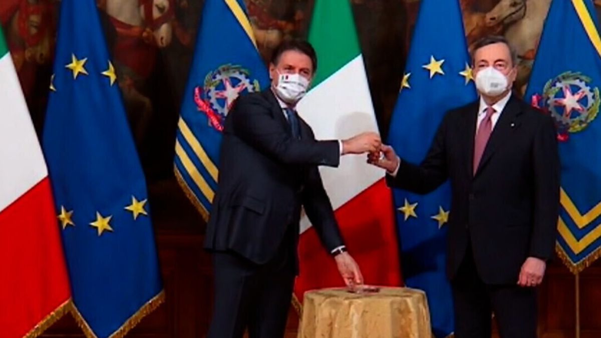 Il passaggio di consegna tra Conte e Draghi (febbraio 2021)