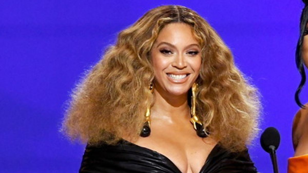 Grammy 2021 | Lunghe unghie dorate applicate sui guanti di pelle nera per Beyoncé