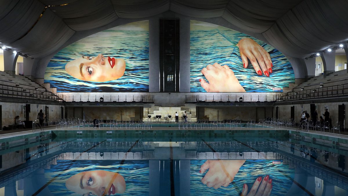 Salone Mobile - Murale di Maurizio Cattelan alla Piscina Cozzi