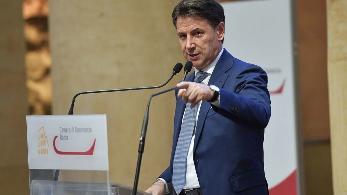 Tra i politici contrari alla misura c'è il presidente dei 5Stelle Giuseppe Conte, che a "La Piazza" ha ricordato di aver "sempre ritenuto che fosse giusto invocare la libertà e la responsabilità dei cittadini"