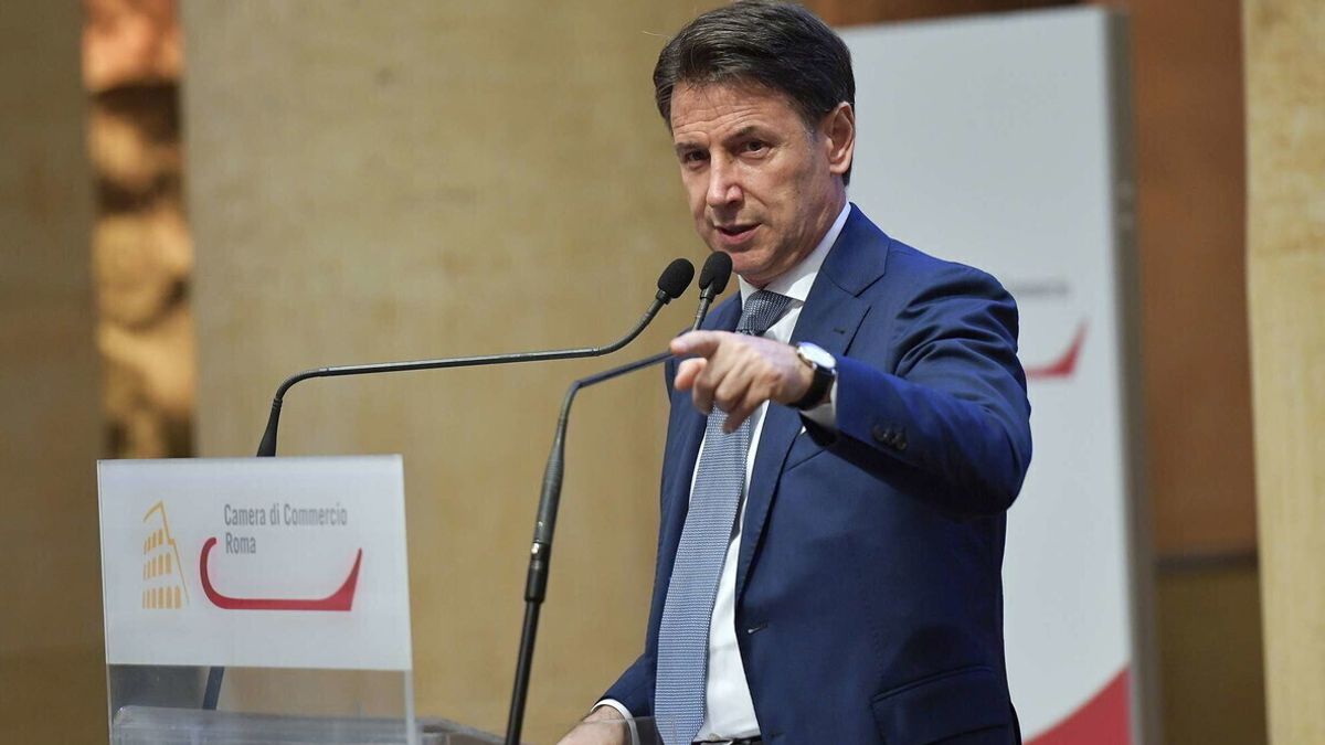 Tra i politici contrari alla misura c'è il presidente dei 5Stelle Giuseppe Conte, che a "La Piazza" ha ricordato di aver "sempre ritenuto che fosse giusto invocare la libertà e la responsabilità dei cittadini"