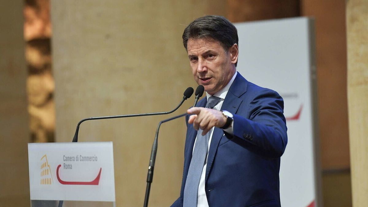 Tra i politici contrari alla misura c'è il presidente dei 5Stelle Giuseppe Conte, che a "La Piazza" ha ricordato di aver "sempre ritenuto che fosse giusto invocare la libertà e la responsabilità dei cittadini"