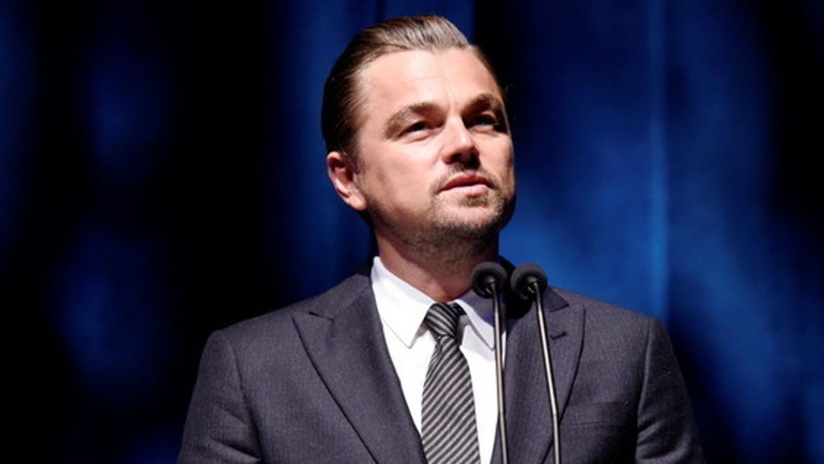  Barba appena accennata sulle guance, non rifinita sotto il mento per Leonardo Di Caprio. L'accento è sul pizzetto, più pronunciato