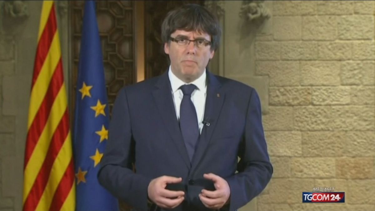 Rajoy: "Puigdemont destituito, resta l'autonomia". Catalogna in piazza: "Un golpe"