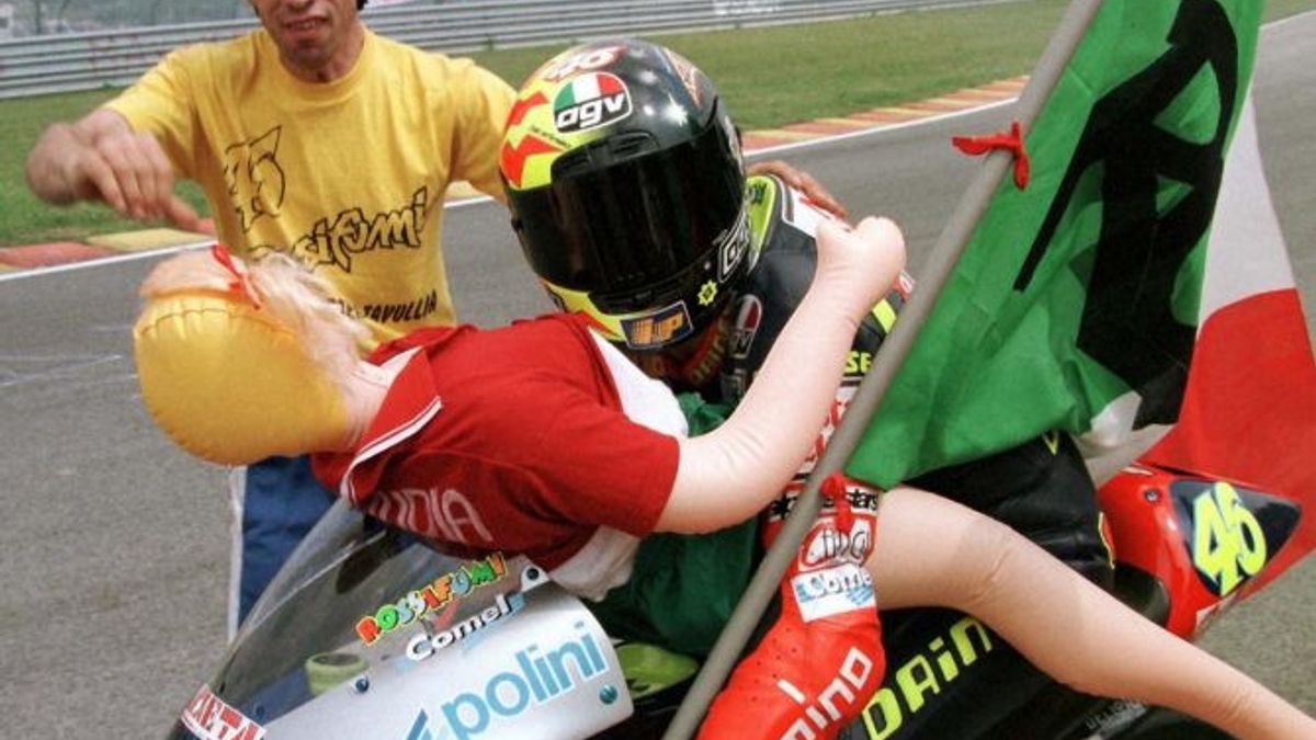  Claudia Skiffer dopo la vittoria al Mugello in 125: risposta al flirt di Max Biaggi con Naomi Campbell.