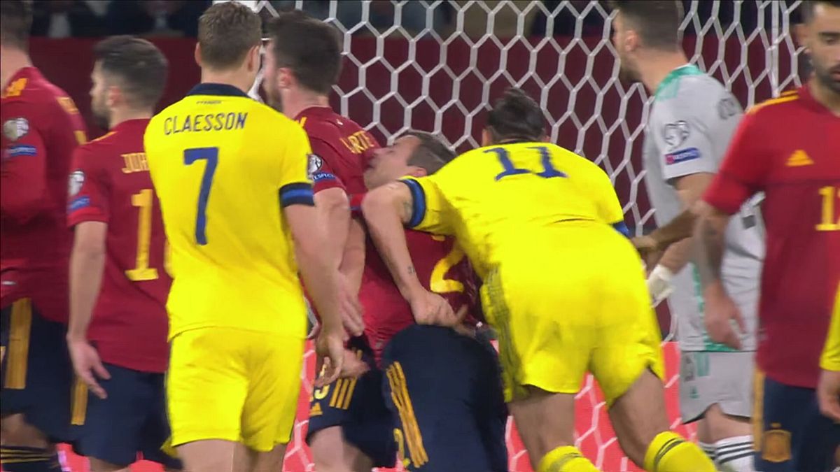 Ibra, spallata ad Azpilicueta: cartellino giallo