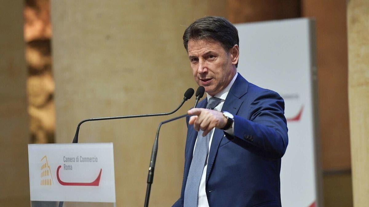 Tra i politici contrari alla misura c'è il presidente dei 5Stelle Giuseppe Conte, che a "La Piazza" ha ricordato di aver "sempre ritenuto che fosse giusto invocare la libertà e la responsabilità dei cittadini"