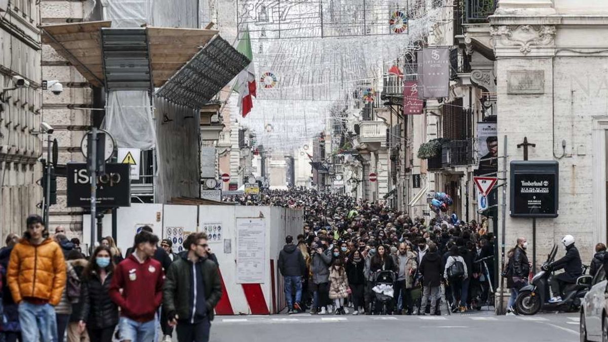 Folla a Roma, agenti nelle strade per controlli e multe