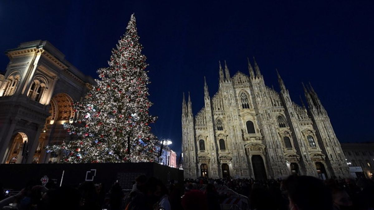 L'albero di Natale 2021 in piazza Duomo, a Milano