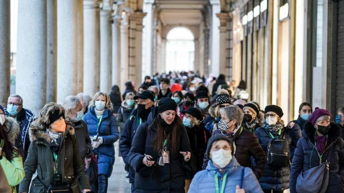 Folla sotto i portici di via Roma a Torino: nonostante l'obbligo di mascherina, molti non la indossano