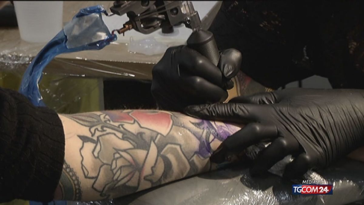 Da gennaio legali solo i tatuaggi in bianco e nero