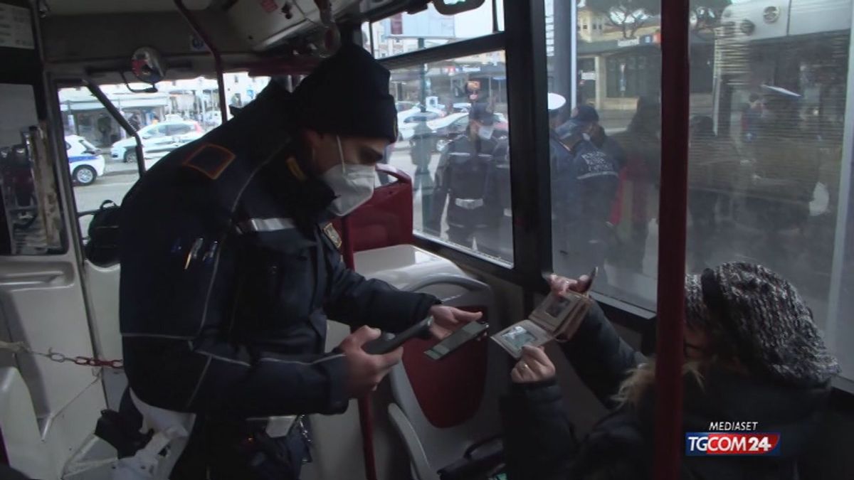 Green pass rafforzato, caos controlli su trasporti e bar