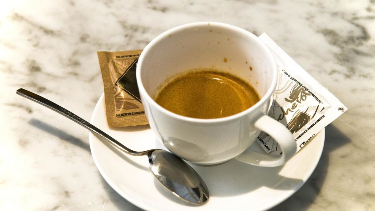 COLAZIONE - Un caffè nero o un tè senza zucchero accompagnato da una fetta di pane sottile, oppure un piccolo panino, o qualche fetta biscottata