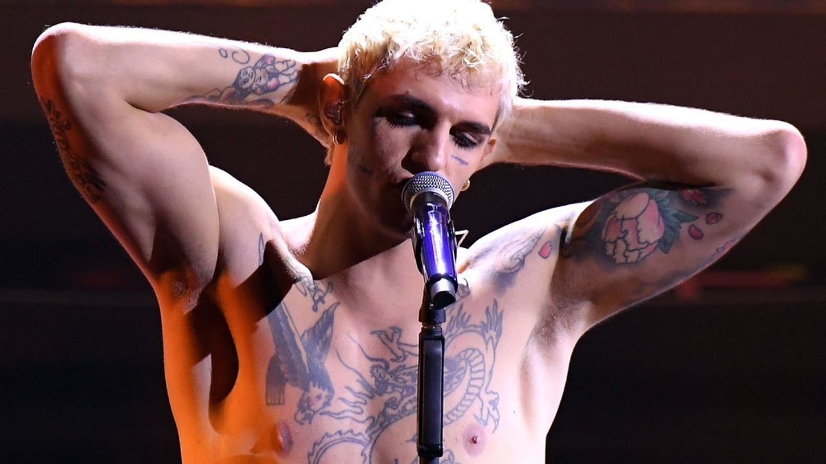 Sanremo 2022: Achille Lauro in pantaloni di pelle durante la sua esibizione sul palco del teatro Ariston